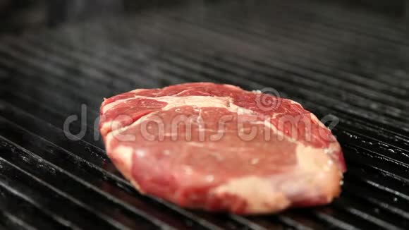 Steaksteakslice牛肉烤在烤架上撒上粗盐和胡椒视频的预览图