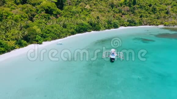 在浅青绿色的卡德劳泻湖热带沙滩附近的岛屿跳跃旅游船的空中镜头ElNido视频的预览图