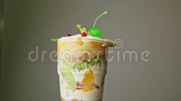美味的分层水果奶油甜点在高玻璃旋转视频的预览图
