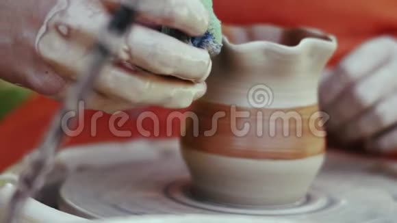 特写大师的手教他的学徒陶器艺术视频的预览图