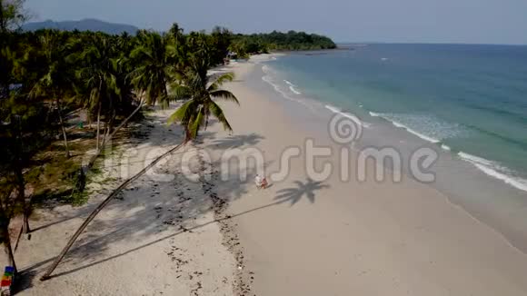 泰国汉丰白沙滩有棕榈树泰国汉丰地区棕榈树挂在海滩上视频的预览图