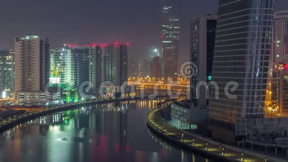 迪拜城市的节奏从夜间到白天过渡空中时间视频的预览图