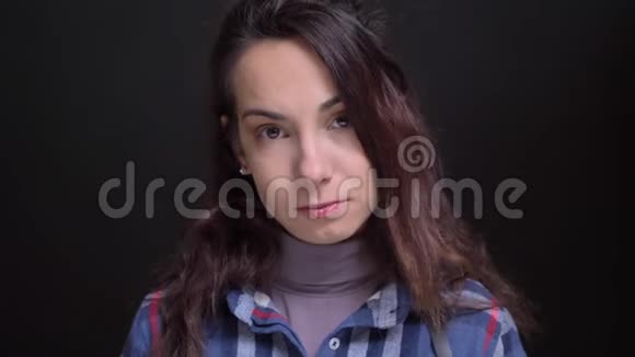 一张年轻美丽的白种人女脸长着棕色眼睛直视着背景镜头的剪贴画视频的预览图