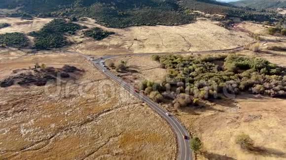 美国加利福尼亚州库亚马卡湖旁的小路鸟瞰视频的预览图