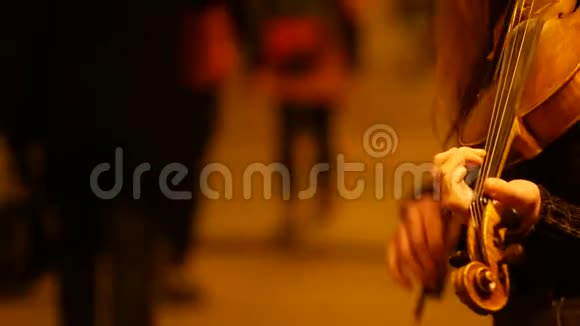 一个年轻女孩在地下通道里拉小提琴街头乐手视频的预览图