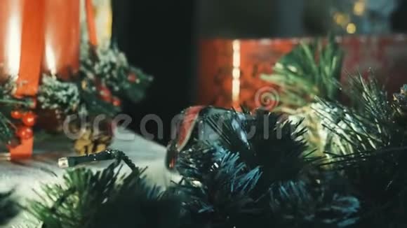 装饰圣诞树圣诞礼物盒新年灯光背景视频的预览图