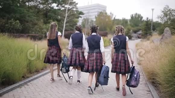 快乐的女学生被扔到空中享受假期同一所学校的快乐大学生视频的预览图