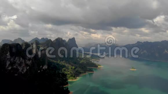无人机航拍高索国家公园的俯视图是喜欢大海的人的另一个目的地岛屿视频的预览图