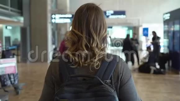 旅行者女在出发前要去机场在机场背包的女孩视频的预览图