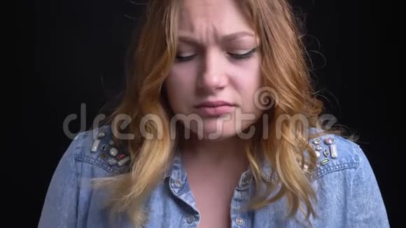 成年白种人女性的特写镜头她沮丧失望地做出可爱的幼稚的面部表情视频的预览图