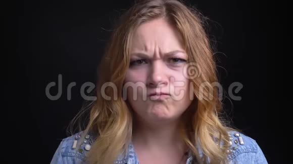 白种人成年女性的特写肖像短而金发做出不同的面部表情扮演一个傻瓜视频的预览图