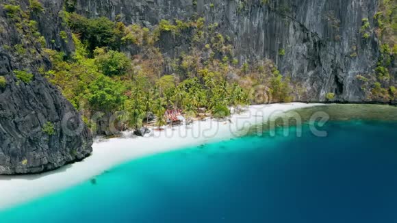 天堂热带隐藏孤立的沙滩与当地的小屋在皮那布尤坦岛ElNido菲律宾巴拉望视频的预览图