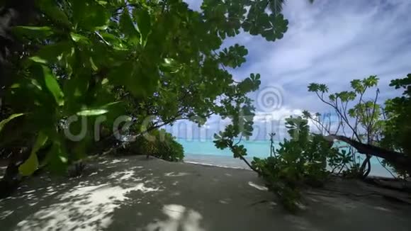 相机从海滩移动到蓝色泻湖在马尔代夫奇妙的景色4K视频的预览图