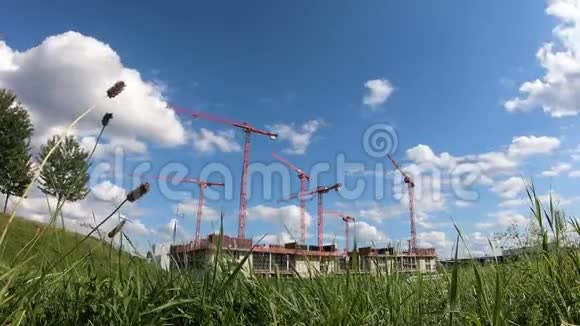 塔式起重机在城市中建造或建造工厂侧视延时视频的预览图