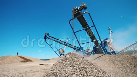 破碎的石头移动在一条破碎机器上采矿工业设备视频的预览图