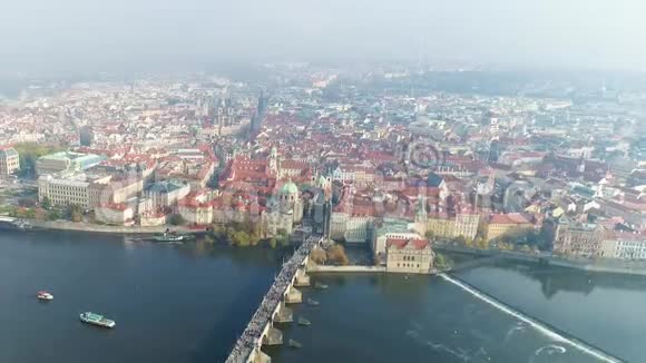 飞越布拉格的vlatva河从空中俯瞰布拉格的全景视频的预览图
