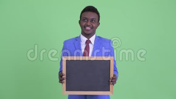 快乐的年轻非洲商人拿着黑板思考视频的预览图