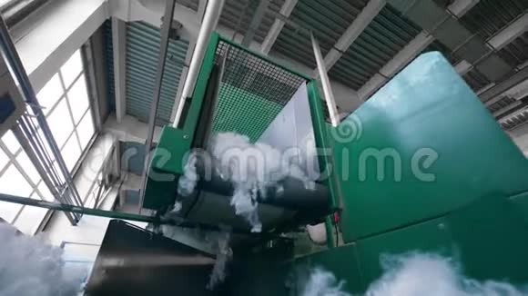 绿色机器与合成纤维在工厂工作视频的预览图
