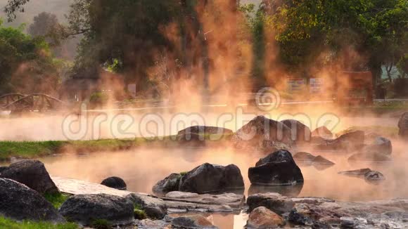 温泉翁森天然浴在国家公园蔡森兰邦泰国早上的日出自然温泉浴视频的预览图
