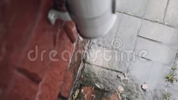 洗澡水从屋顶流出排水管排水管末端的特写视频的预览图