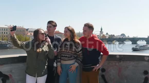 年轻的一群朋友站在桥上自拍视频的预览图