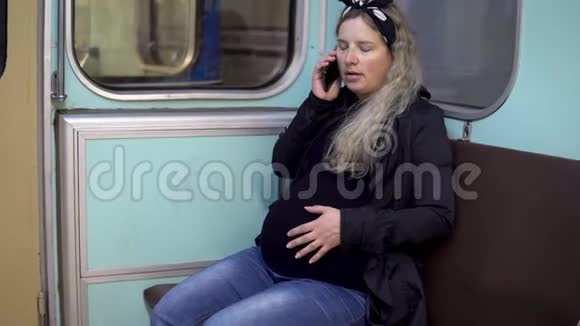 一位孕妇正在地铁列车上打电话旧地铁列车视频的预览图