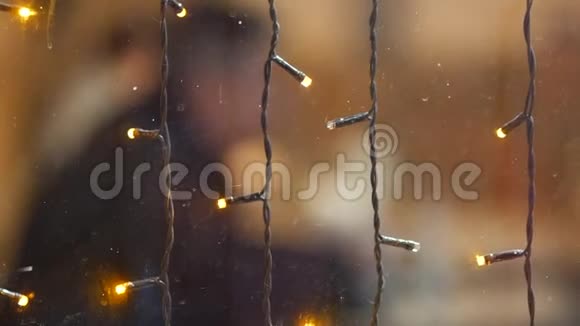装饰的圣诞花环玻璃上有灯泡的街头咖啡馆反思视频的预览图
