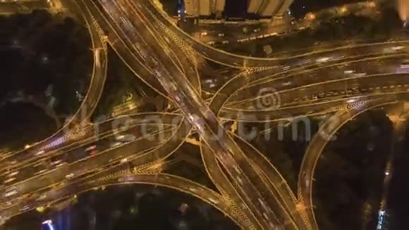 严夜间高架路交叉口上海城中国高空俯视图视频的预览图
