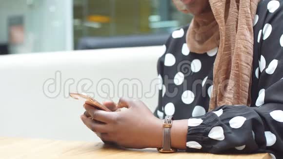年轻的穆斯林妇女正在和她的朋友聊天视频的预览图