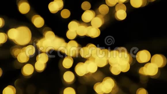 抽象发光的圣诞灯黄色节日花环装饰有五颜六色的圣诞树假日视频的预览图