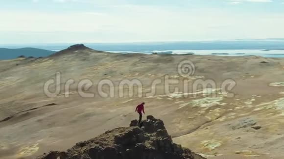 人类旅行者站在山顶上冰岛鸟瞰图视频的预览图