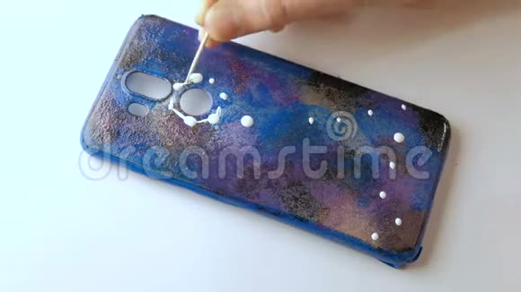 DIY时光流逝少年的手在星空的背景上画一个生肖手工制作的手机壳视频的预览图