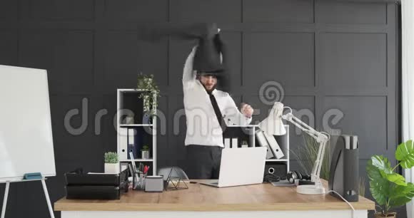 商人跳舞把外套扔到办公室视频的预览图