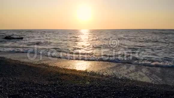日落和海浪沿着海岸流动视频的预览图