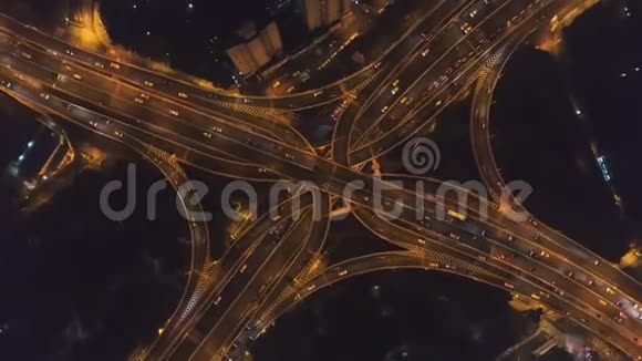 严夜间高架道路天桥上海城中国高空垂直俯视图视频的预览图