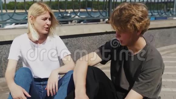 男人和女孩坐在街上聊天视频的预览图