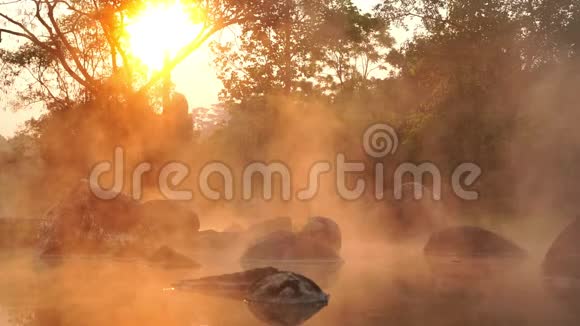 温泉翁森天然浴在国家公园蔡森兰邦泰国早上的日出自然温泉浴视频的预览图