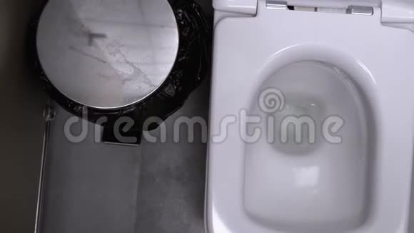 公共厕所带有马桶垃圾桶和刷子的小屋视频的预览图