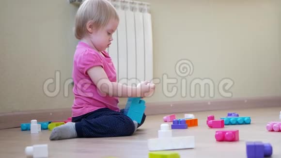 幼儿玩五颜六色的玩具积木孩子们玩幼儿教育游戏视频的预览图