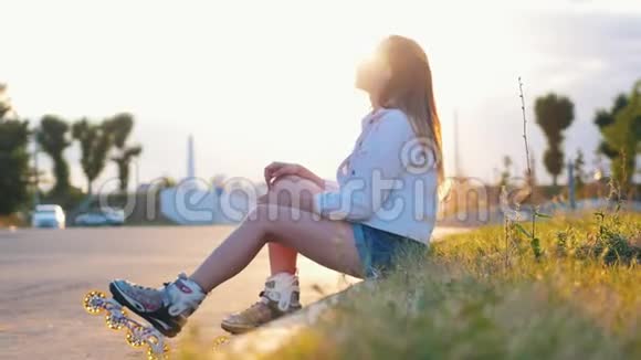 一个穿滑轮鞋的少女坐在边境视频的预览图
