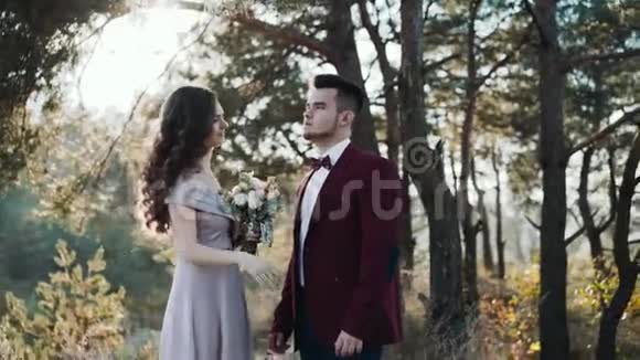 快乐的新娘来到金色森林里可爱的新郎身边4K视频的预览图
