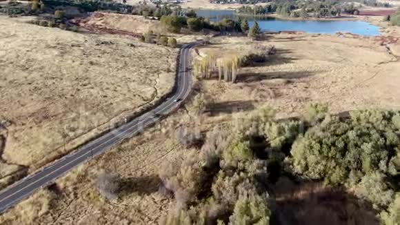 美国加利福尼亚州库亚马卡湖旁的小路鸟瞰视频的预览图