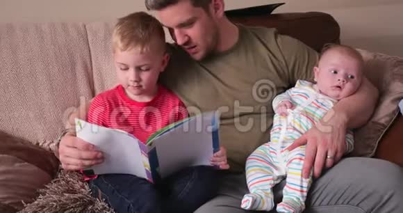 爸爸和他的小男孩一起读书视频的预览图