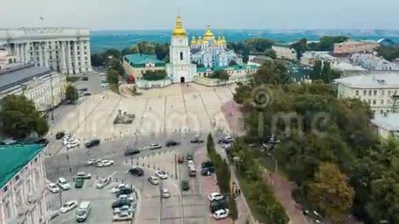 圣米迦勒基辅的黄金教堂空中时光流逝超脱视频的预览图