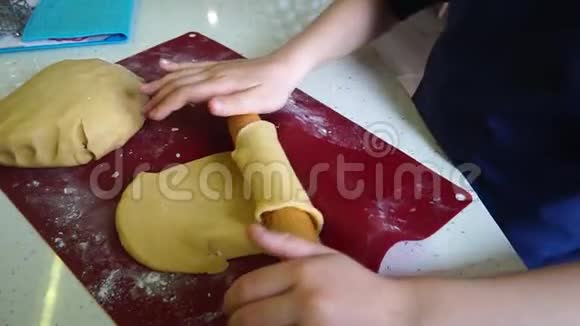 从上面可以看到孩子的手如何揉面进行家庭烘焙孩子揉面团冠状病毒期间在家做什么视频的预览图
