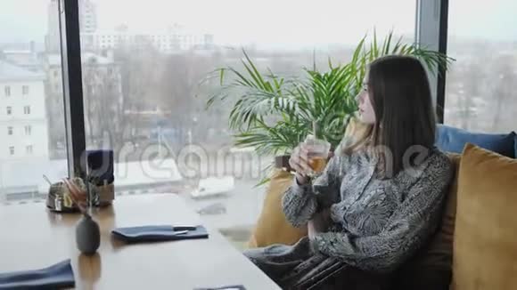 年轻女子喝果汁写博客自由职业者在咖啡馆工作现代同事成功人士商人视频的预览图