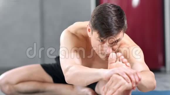 裸男运动伸展到裸脚中等特写视频的预览图