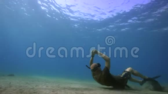水下潜水员看着海底视频的预览图