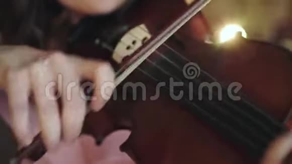 有魅力的小提琴手在卧室里演奏中提琴旋律的肖像视频的预览图