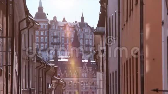 瑞典斯德哥尔摩建筑夏天有阳光的塔楼和城市广场视频的预览图